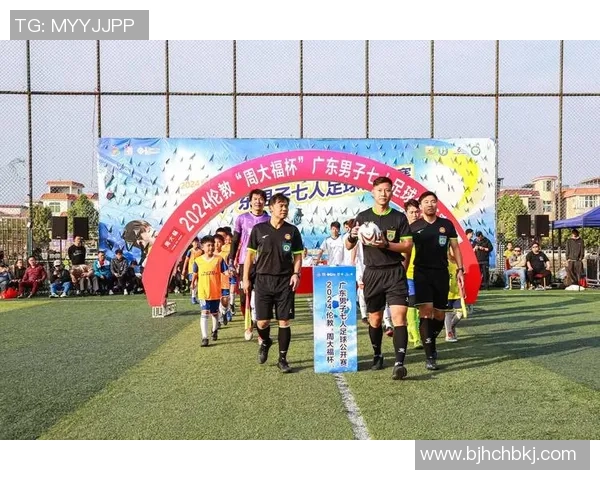 周大福金足球闪耀登场打造奢华与运动的完美结合